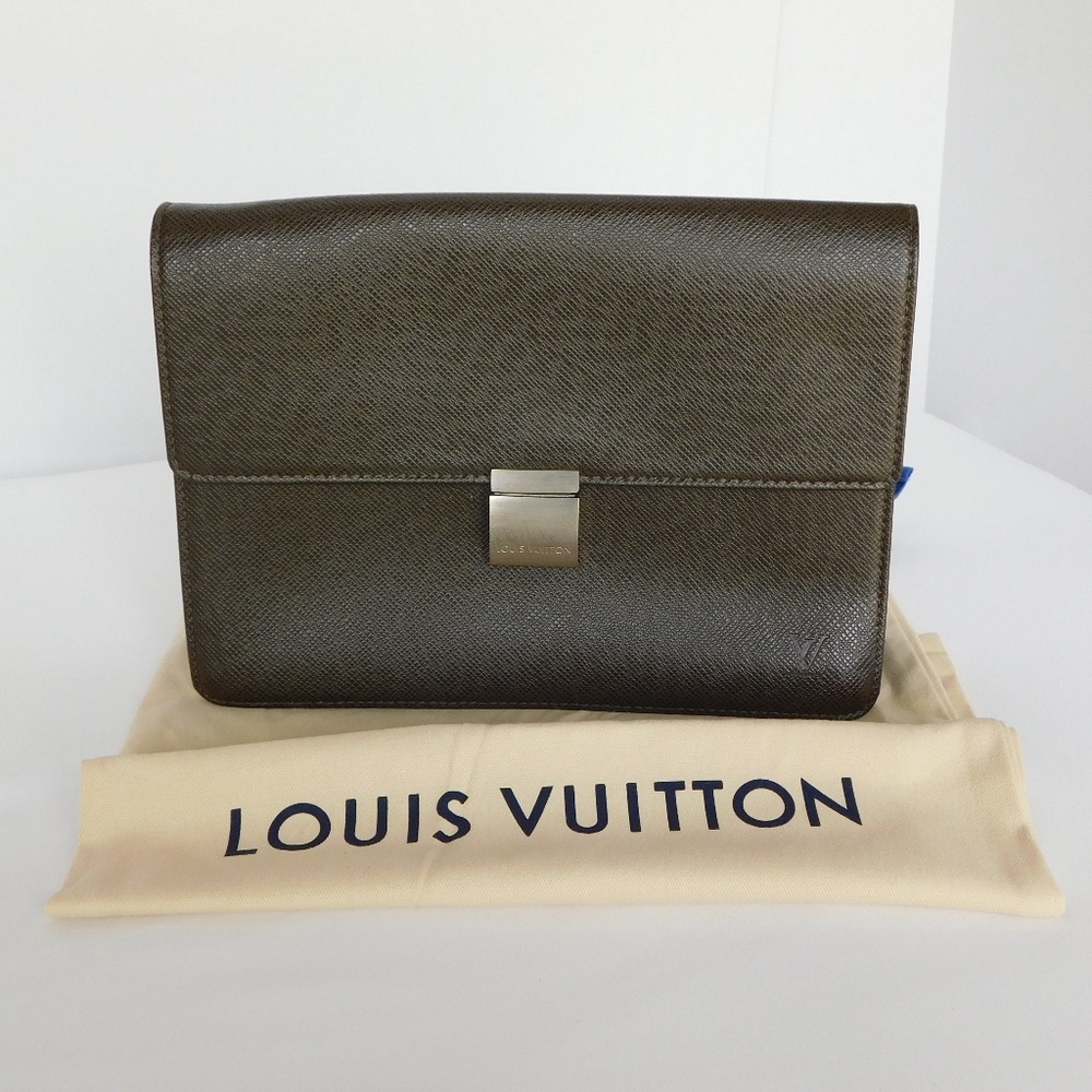 AUTHENTIC Louis Vuitton Selenga Taiga Pochette w/ Dust Bag, COA - FREE Shipping